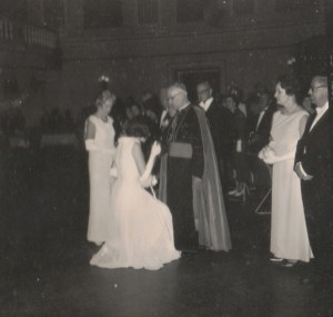 There's that curtsy.