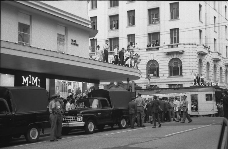 Garner, Grahame Onlookers on buildings during the Youth Campaign against Conscription, Brisbane, Australia. Garner, Grahame, 1966-03-24.