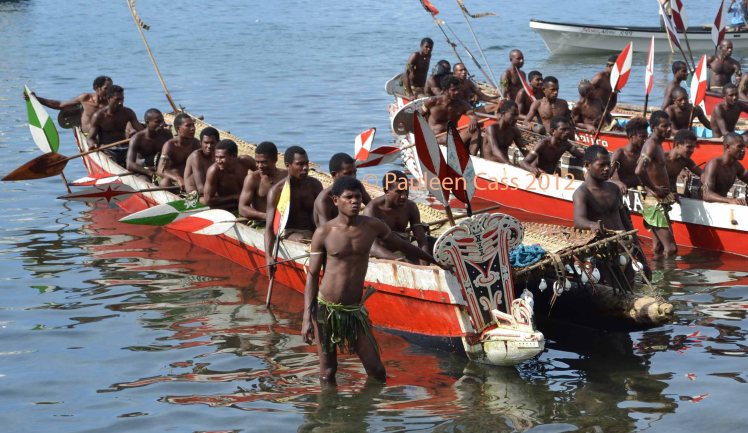 434 Men in boats PNG
