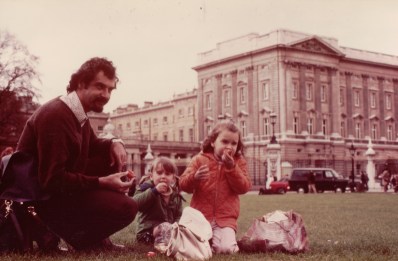 Peter and girls at Buck Palace